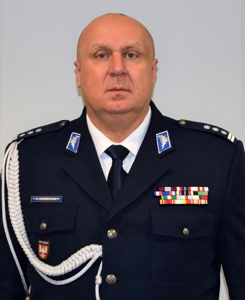 Zdjęcie przedstawia Zastępcę Komendanta Wojewódzkiego Policji w Krakowie inspektora Tomasza Drożdżaka